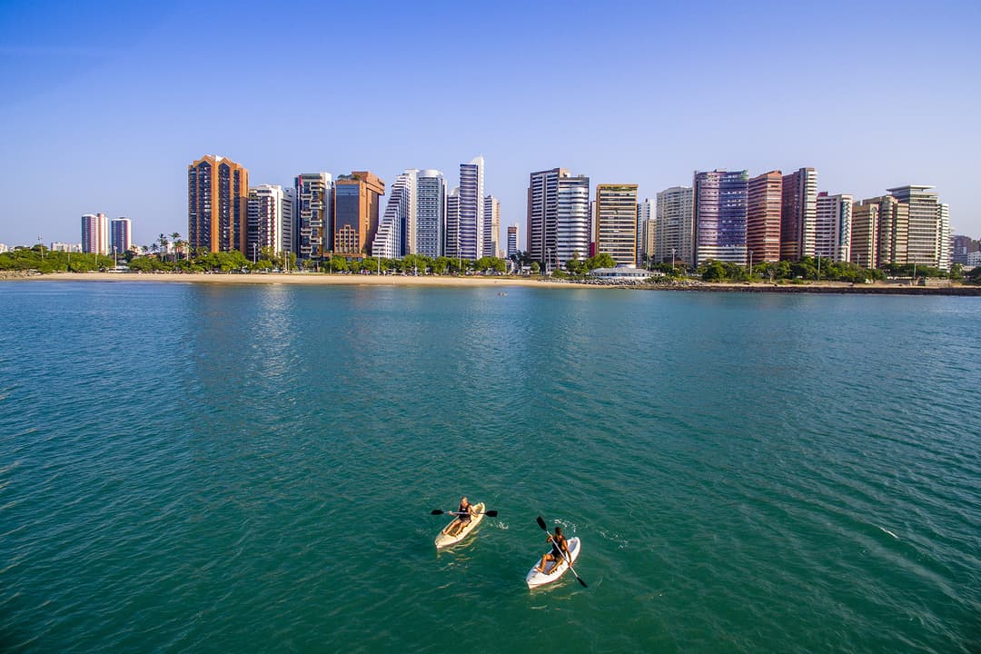 Espectáculo de comedia con Aurineide Camurupim y Titela de Ceará